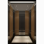 Cabina para Ascensor HF-K21 con Acabado Tipo Madera y Detalles Premium en Colombia